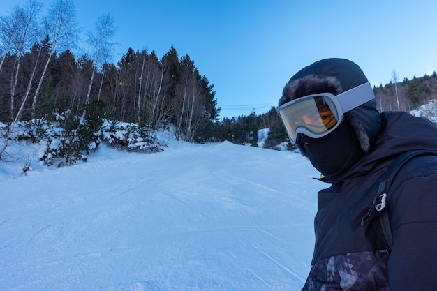 Narciarz obok stoków narciarskich o zachodzie słońca w słoneczny dzień w wysokich górach Grandvalira Pyrenees Andora