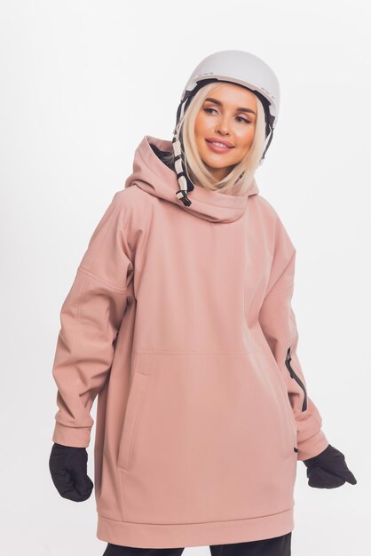 Narciarz szczęśliwy kaukaski zadowolony uśmiechnięta kobieta 20s nosić ciepłą wyściełaną kurtkę przeciwwiatrową narty.