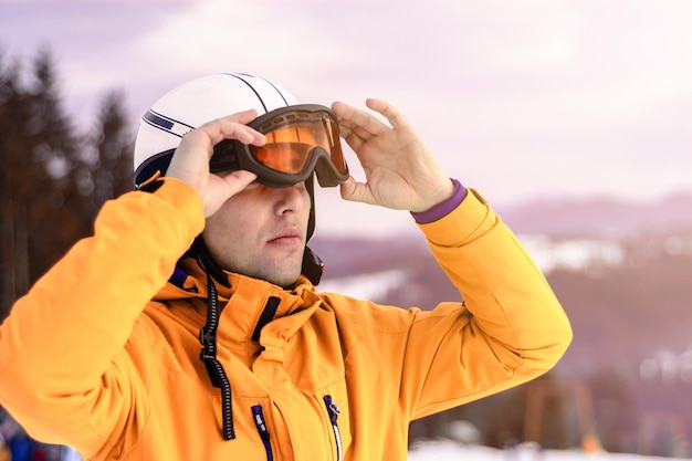 Narciarz w kasku i okularach przeciwsłonecznych przed treningiem dla bezpieczeństwa