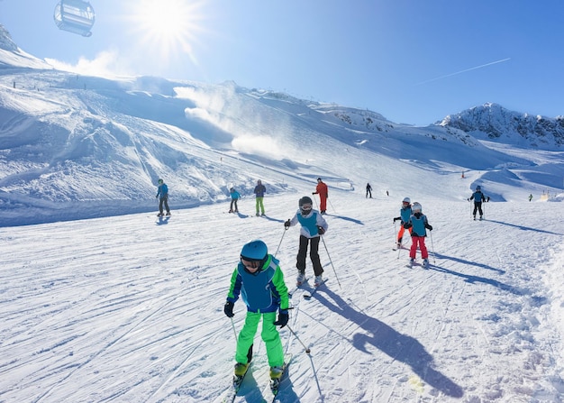 Narciarz w ośrodku narciarskim na lodowcu Hintertux w Zillertal w Tyrolu. Austria zimą w Alpach. Dzieci w alpejskich górach ze śniegiem. Zjazdowa zabawa. Błękitne niebo i białe zbocza. Hintertuxer Gletscher.