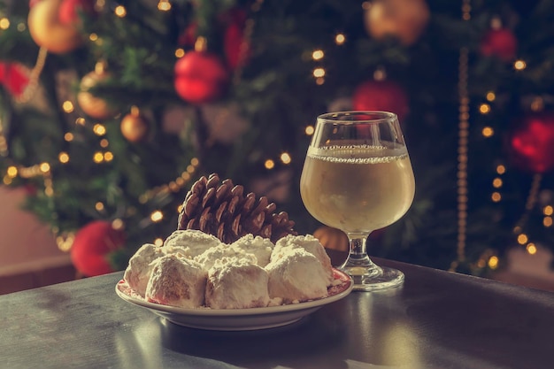 Narodowe greckie ciasteczka świąteczne kourabiedes i kieliszek szampana