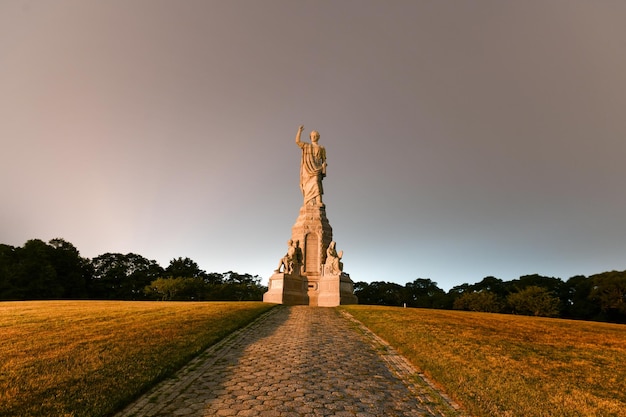 Narodowy Pomnik Przodków w nocy w Plymouth w stanie Massachusetts wzniesiony przez Towarzystwo Pielgrzymów w 1889 roku