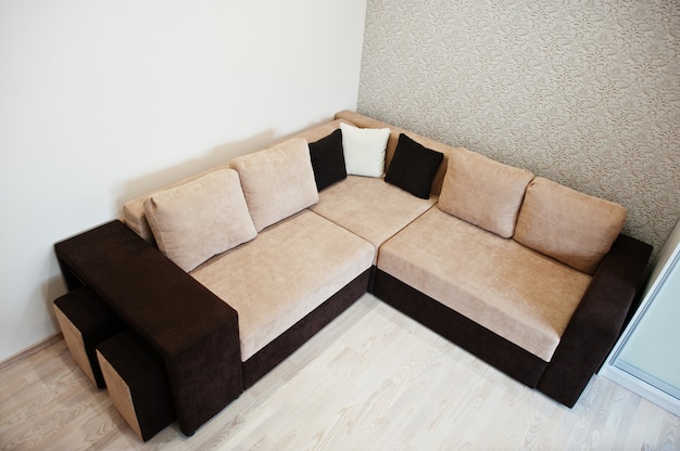 Zdjęcie narożna sofa bicolor cofee w jasnym pokoju
