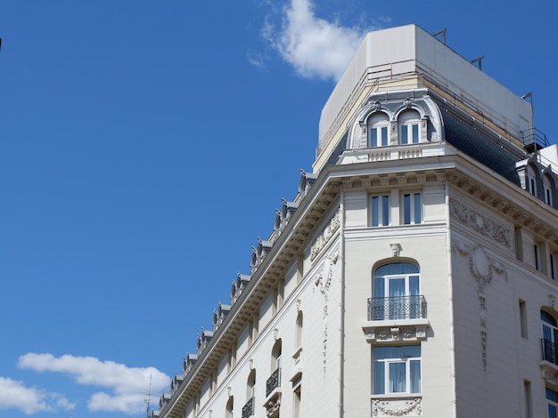 Narożnik neoklasycystycznego eleganckiego budynku w dzielnicy Barrio de las letras w centrum Madrytu, Hiszpania