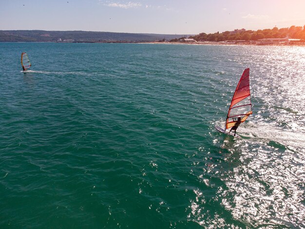 Narty windsurfing na morzu o zachodzie słońca