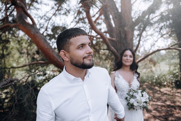 Narzeczeni Luksusowa młoda para zakochanych nowożeńców pozuje do pierwszej rodzinnej sesji ślubnej