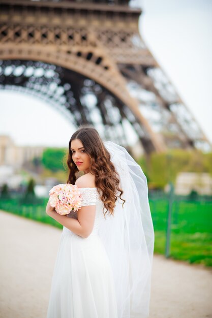 Narzeczeni o romantycznej chwili w dniu ślubu w Paryżu