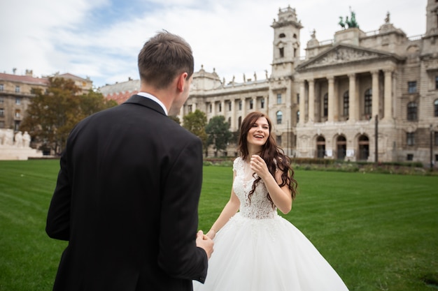 Narzeczeni tańczą na ulicy starego miasta.