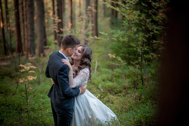 Narzeczeni w lesie na ich ślubnej sesji zdjęciowej