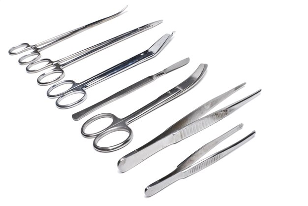 Narzędzia chirurgiczne skalpel kleszcze zaciski nożyczki na białym tle