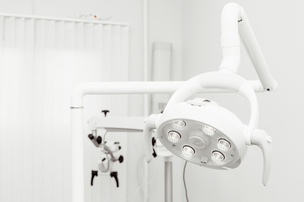 Narzędzia dentystyczne. Zestaw wyposażenia stanowiska pracy dentysty. Zdrowie i medycyna. Zbliżenie