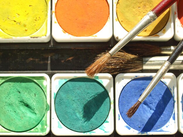 Zdjęcie narzędzia do malowania, w tym kolory, paleta i pędzle