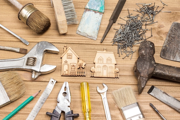 Narzędzia do napraw domowych do ręcznych napraw i prac konserwatorskich, stare i zakurzone narzędzia. Lekkie drewniane tła. Płaskie ułożenie