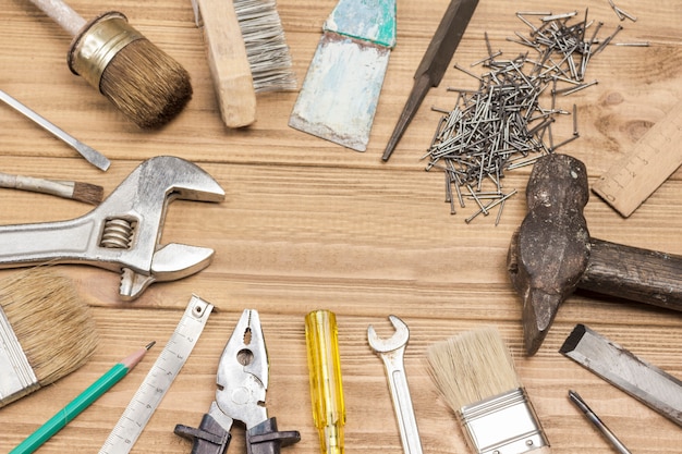 Zdjęcie narzędzia do naprawy domowej do ręcznych napraw i prac konserwatorskich, narzędzia stare i zakurzone.