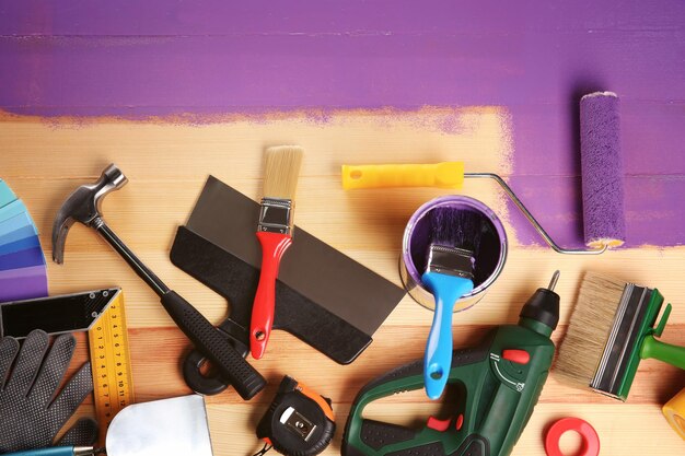 Zdjęcie narzędzia do renowacji domu na fioletowym malowane drewniane tła