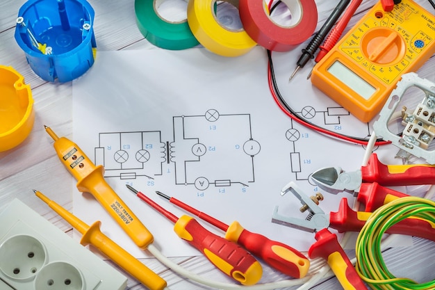 Narzędzia Elektryczne Duży Zestaw Na Białym Tle Pomalowanych Drewnianych Desek