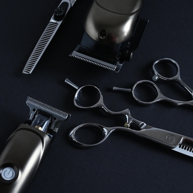 Narzędzia fryzjerskie profesjonalne nożyczki i trymer do włosów. Narzędzia salonowe w pracy i koncepcji kariery