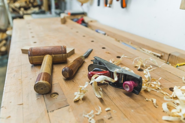 Narzędzia stolarskie drewniany młot dłutowe i planer z drewnianą szpilką na stole