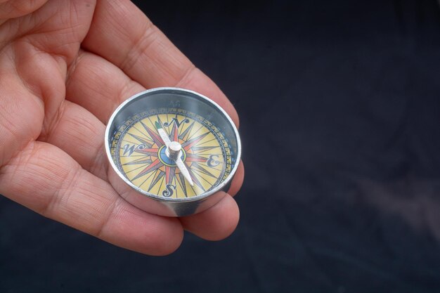 Zdjęcie narzędzie kompasu w ręku jako koncepcja podróży