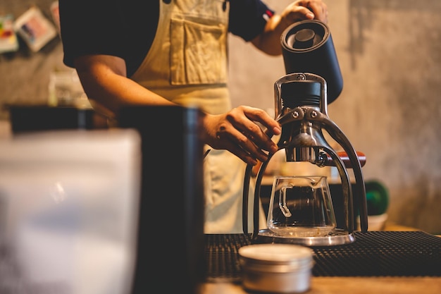 Narzędzie retro ekspres do kawy w stylu vintage do użytku przez baristę domowe tło kawiarni ze starą maszyną vintage do robienia filiżanki gorącego napoju z kawą lub herbatą