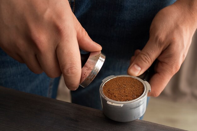Zdjęcie narzędzie używane w ekspresie do kawy podczas procesu parzenia kawy