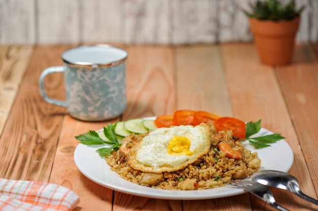 Nasi Goreng jest zrobiony z klopsików z krewetek ryżowych z pikantnymi przyprawami przetworzonymi przez smażenie