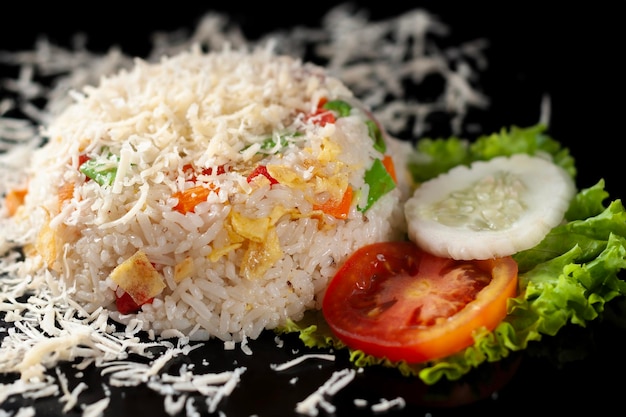Zdjęcie nasi goreng keju lub smażony ryż z serem