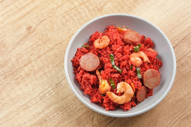 Nasi Goreng Merah, tradycyjne jedzenie z Makassar, Indonezja. Smażony ryż z sosem pomidorowym, owoce morza