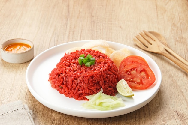 Nasi Goreng Merah, tradycyjne jedzenie z Makassar, Indonezja. Smażony ryż z sosem pomidorowym, owoce morza