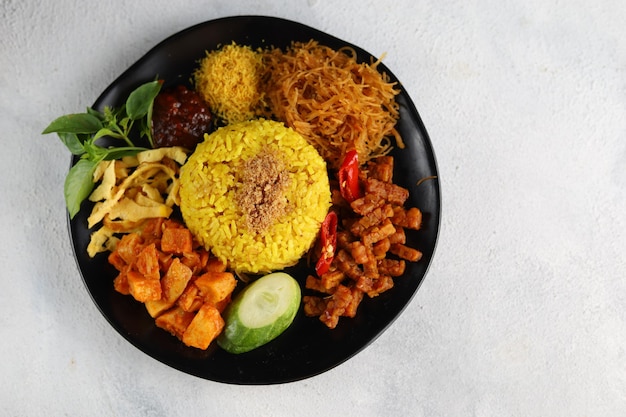 Nasi Kuning Lub żółty Ryż To Tradycyjne Menu Z Indonezji
