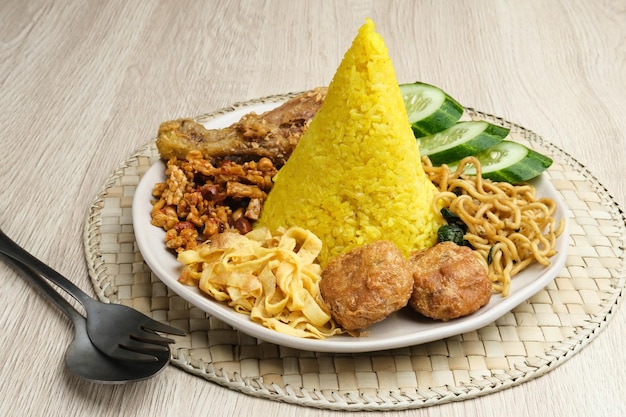 Nasi Tumpeng Lub Nasi Kuning To Ryż W Kształcie Stożka Z Różnymi Dodatkami