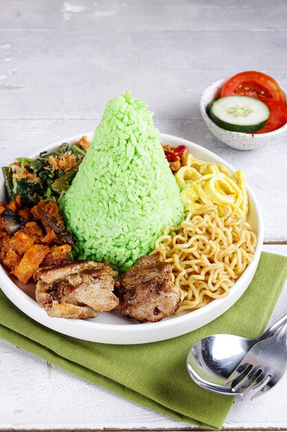 Nasi Tumpeng Pandan to zielony ryż pandan w kształcie kopuły z różnymi przystawkami