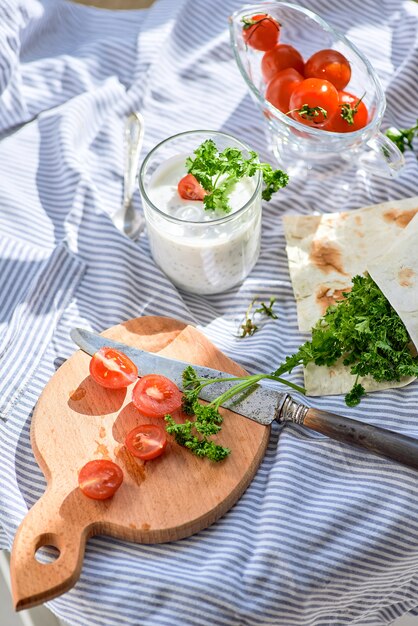 Nasiona Chia i jogurt w szklance z zieleniną i pomidorami