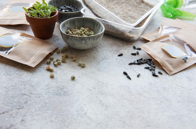 Nasiona microgreen w papierowych torebkach i sprzęt do siewu microgreens