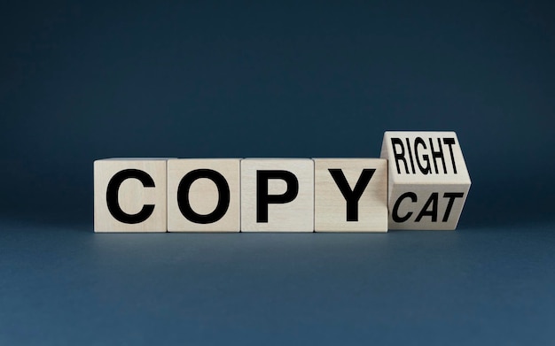Zdjęcie naśladowca do praw autorskich kostki tworzą słowa naśladowca lub prawa autorskie koncepcja biznesowa
