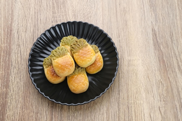 Nastar Cookies Taiwanese Ananas Cookies w kształcie ananasa wypełnione dżemem Serwowane na talerzu