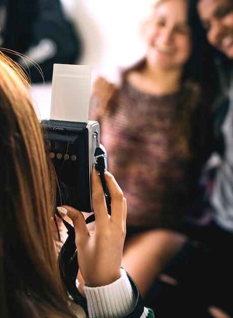 Nastolatek bierze obrazek jej przyjaciele hobby i fotografii pojęcie