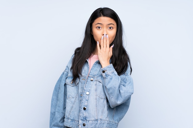 Nastolatek Chińska Kobieta Na Błękit ściany ściennym Nakrywkowym Usta Z Ręką