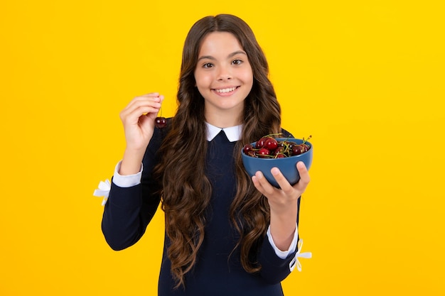 Nastolatek dziecko dziewczynka trzyma talerz wiśnie na białym tle Letnie jagody dzieci zdrowe owoce wiśni Wiśnia dla dzieci