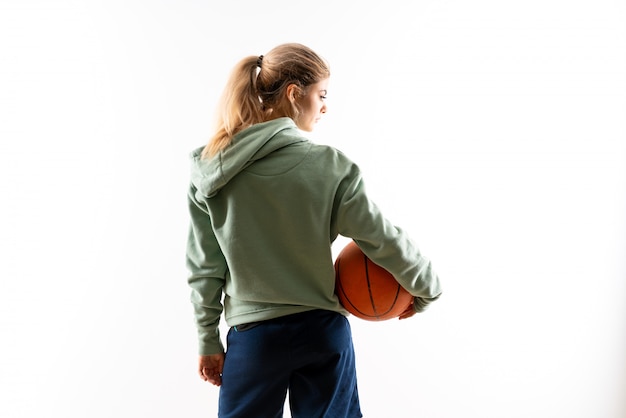 Nastolatek dziewczyna bawić się koszykówkę odizolowywał biel