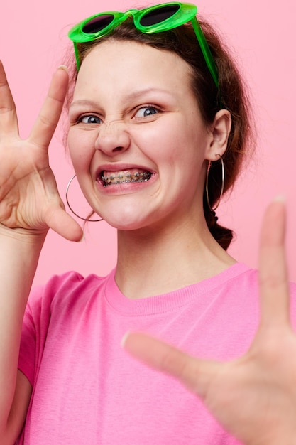 Nastolatek dziewczyna model moda zielone okulary różowy tshirt ozdoba pozowanie
