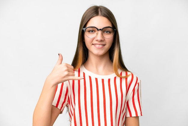Nastolatek dziewczyna nad odizolowanym białym tłem Z okularami i robi telefon gestem