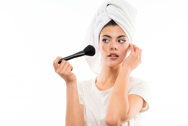 Nastolatek dziewczyna nad odosobnioną biel ścianą z makeup muśnięciem