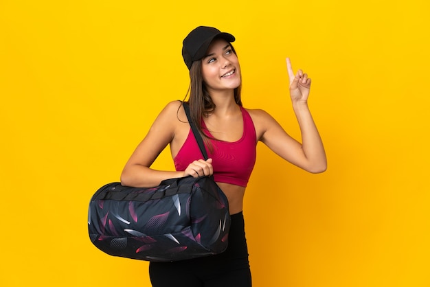 Nastolatek dziewczyna sport z torbą sportową skierowaną w górę świetny pomysł