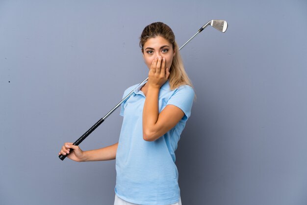 Nastolatek golfista dziewczyna na szarej ścianie z zaskoczenia wyraz twarzy