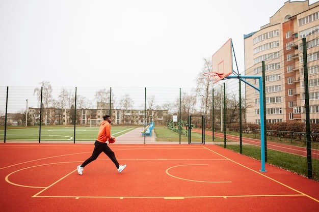 Zdjęcie nastolatek gry w koszykówkę na świeżym powietrzu