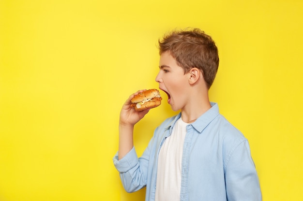 Nastolatek Gryzie Burgera, Szeroko Otwierając Usta