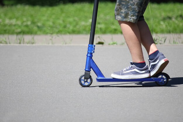 Nastolatek jeździ na hulajnodze ze specjalną kolejką górską