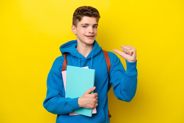 Nastolatek rosyjski student na białym tle na żółtym tle dumny i samozadowolony