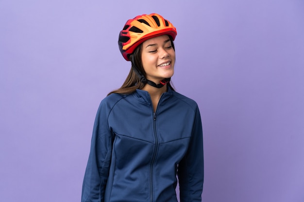 Nastolatek rowerzysta dziewczyna patrząc z boku i uśmiechnięty
